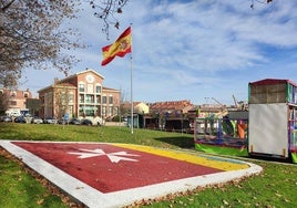 Bandera de España en la Plaza de España de Arroyo de la Encomienda