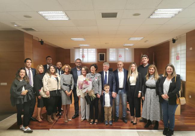Eva Herrero tras la imposición de la medalla, con los padres de Romeo y la corporación