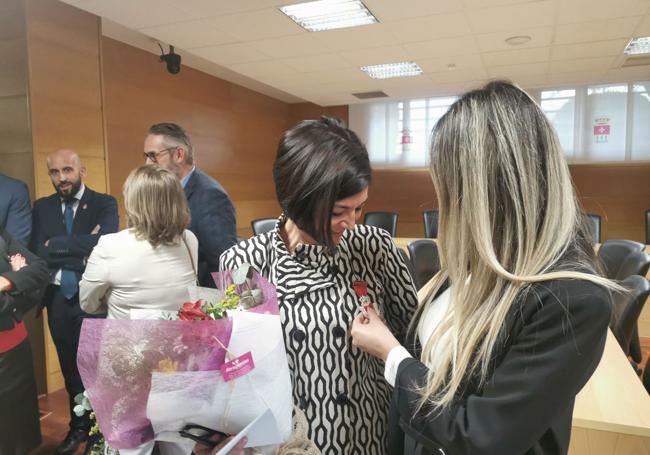 Eva Herrero mostrando la medalla a Rosi, mamá del pequeño Romeo