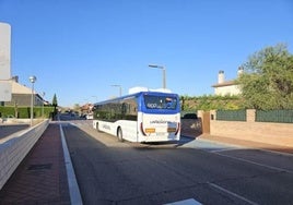 Autobús de La Regional a su paso por Arroyo