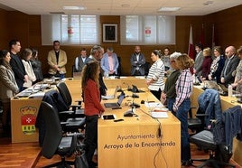 La corporación arroyana guardando un minuto de silencio al inicio del Pleno