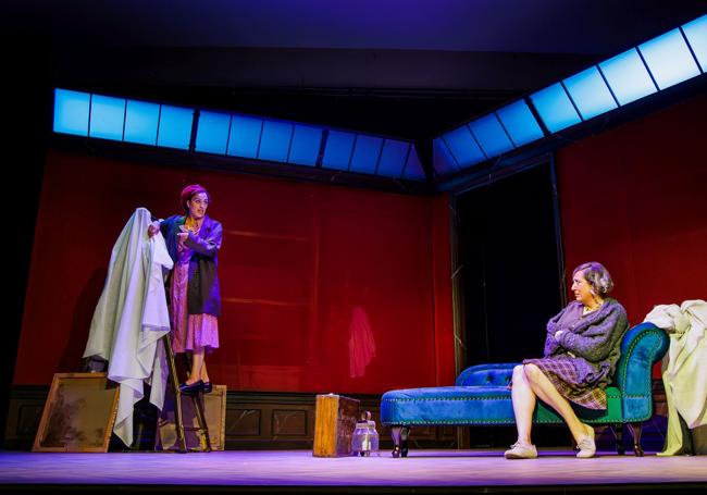 María Negro y Alba Frechilla en una escena de la obra 'La Maja robada'