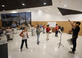 Alumnos de la Escuela Municipal de Música en clase de batucada