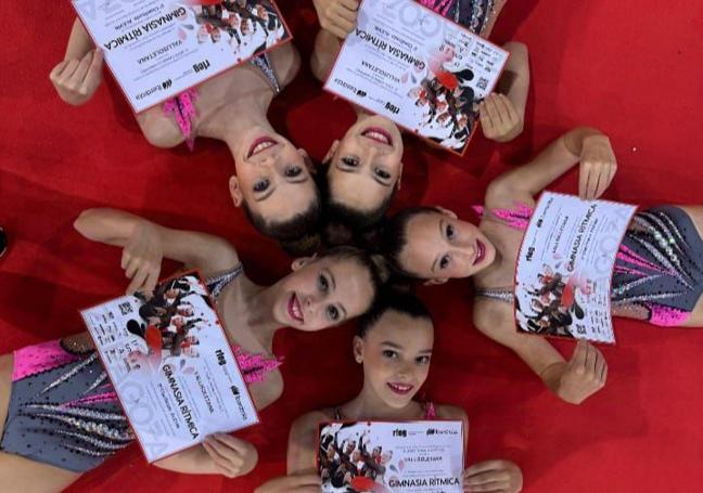 Las gimnastas con sus diplomas