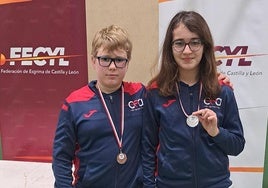 Dos tiradores arroyanos mostrando sus medallas de bronce y plata