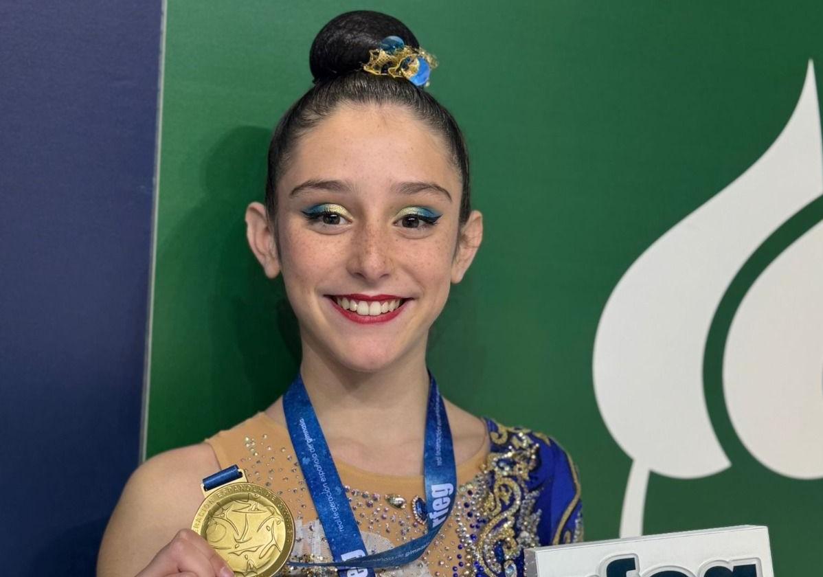 La gimnasta arroyana con la medalla que la confirma como campeona de España