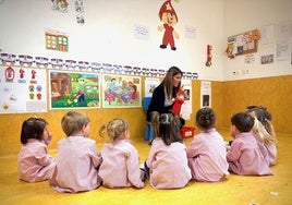 Una profesora da clases en la Escuela Infantil Mini Cole