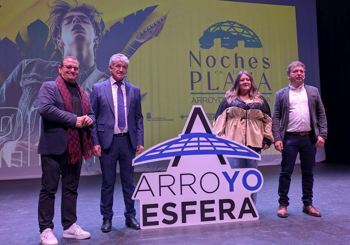 Narciso Prieto, de Caja Rural de Zamora, Sarbelio Fernández, alcalde de Arroyo, Ana Sánchez, concejal de Cultura de Arroyo y Juanjo Rodríguez, responsable de Pandora Producciones