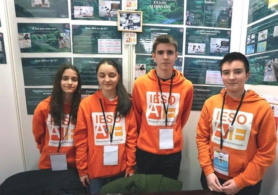 Los cuatro alumnos en el stand del encuentro internacional de INICE