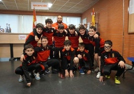 Los jugadores junto a su enrenador