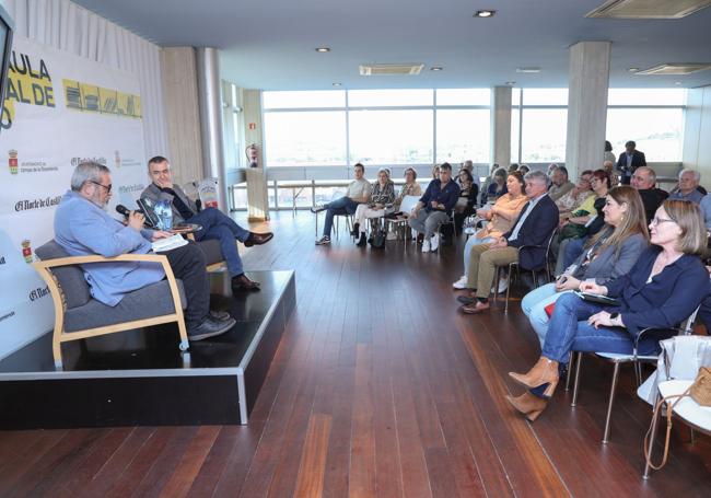 El público llenó la sala de la Casa de Cultura y Juventud de Arroyo