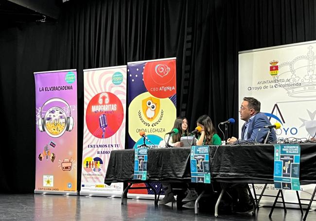 Dos alumnas entrevistando al primer teniente de alcalde de Arroyo, Alfonso González Mozo