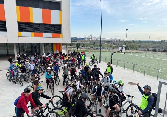 Alumnos y profesores del IESO con sus bicicletas