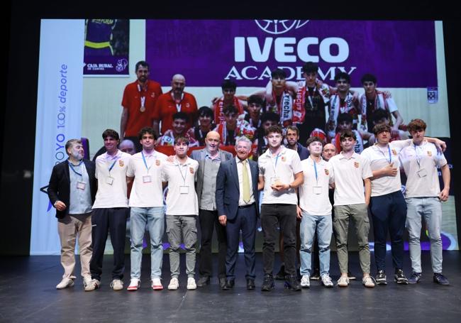 El equipo júnior masculino de segundo año del Club Baloncesto La Flecha se llevó el premio al mejor equipo