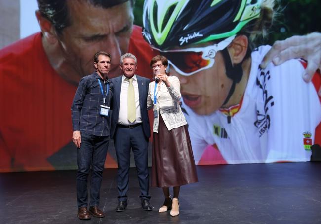 Juan Carlos Domínguez y su mujer, Yolanda, recogieron de manos del alcalde la mención de honor a su hija Estela Domínguez