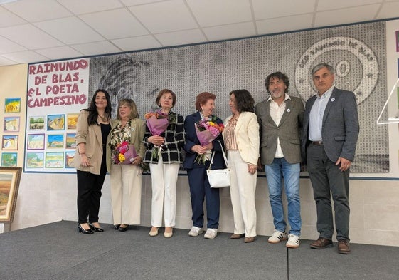 Laura García, actual directora del centro, María José Fernández, antigua directora, Mercedes y Rosario de Blas, hijas de Raimundo de Blas, Agustina García, directora provincial de educación, Juan Manuel Sánchez, concejal de Educación de Arroyo y Luis Sáez, nieto del poeta