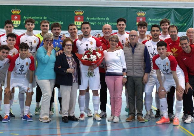 Foto para el recuerdo de Diego Sanz, con sus compañeros, el cuerpo técnico y su familia