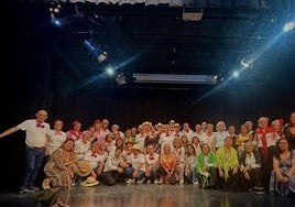 Un grupo de mayores de 60 participantes en las actividades con la concejala Ana Sánchez