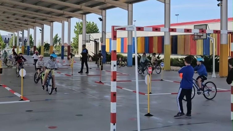 La Policía Local de Arroyo estrena un circuito de educación vial en el CEIP Kantic@