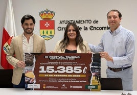 Nacho de la Viuda, de Tauroemoción, Ana Sánchez, concejala del Ayuntamiento de Arroyo y Alfonso Galicia de la Asociación Esclerosis Múltiple de Valladolid