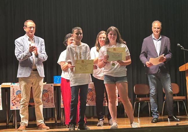 Elsa Andina y Sergio Lino recibiendo sus medallas y diplomas de la XXXII Olimpiada Matemática Regional
