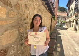 Elsa Andina con la medalla y el diploma que le acreditan como ganadora de la XXXII Olimpiada Matemática Regional