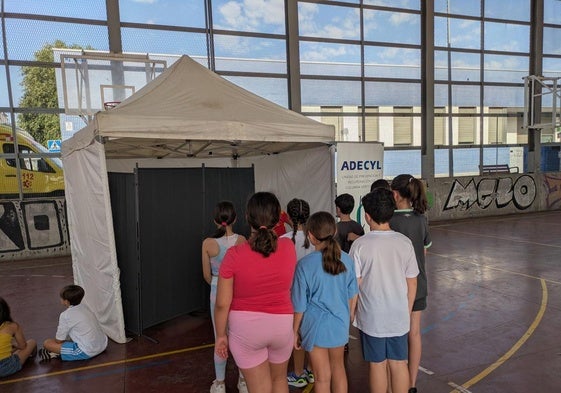 Niños del colegio Elvira Lindo esperando a pasar el test