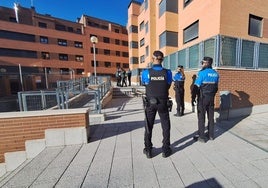 Agentes de la policía local de Arroyo en la comunidad de vecinos Arroyovereda