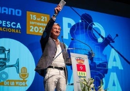 Mostachón recogiendo su premio en la categoría Carpfishing