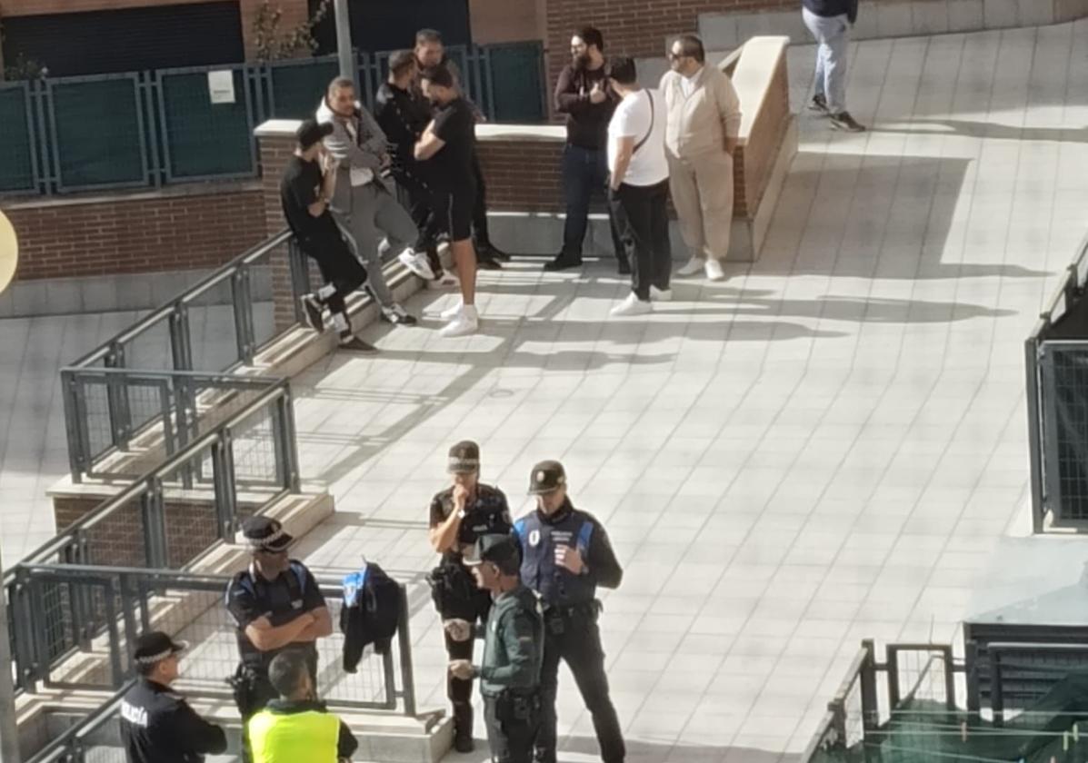 Policía Local y Guardia Civil, durante la operación, en la mañana de este viernes
