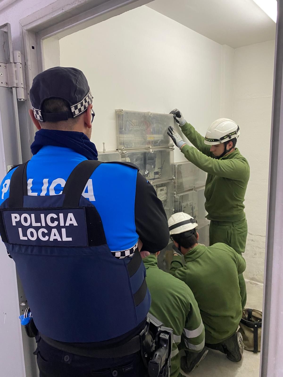 Un policía local acompañando a los técnicos
