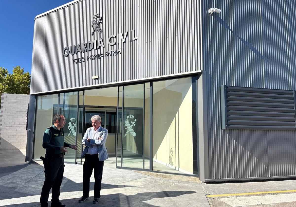 El coronel Andrés Manuel Velarde y el alcalde Sarbelio Fernández durante el encuentro para la firma