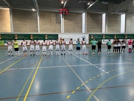 El equipo dle Unión Arroyo saludando a la grada