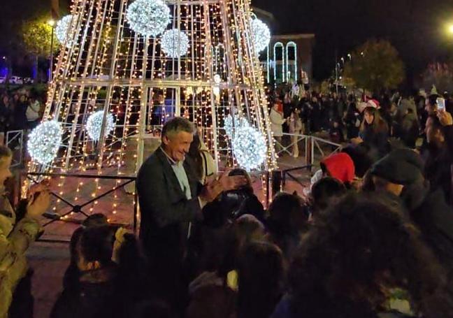 Sarbelio Fernández, el alcalde, ante decenas de niños arroyanos