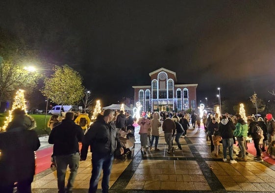 La Plaza España de Arroyo brilló durante el encendido inaugural navideño