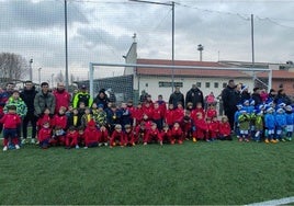 Foto de familia de los jugadores y equipos técnicos