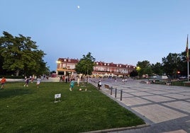 Niños jugando en la Plaza de España de Arroyo