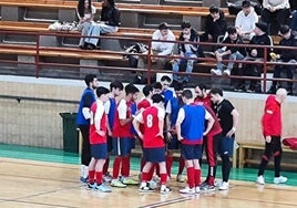 Jugadores del Unión Arroyo FS en la pista de La Bañeza