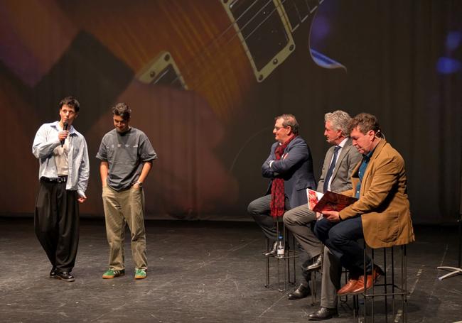 Rafael Rivera e Iker García, de la banda emergente arroyana Salto Base, con Narciso Prieto, de Caja Rural de Zamora, Sarbelio Fernández, alcalde de Arroyo de la Encomienda y Juanjo Rodríguez, CEO de Pandor Producciones