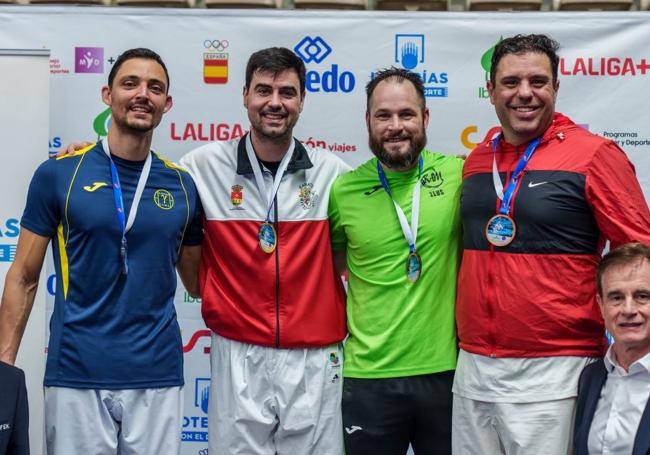 Adrán Lueje, segundo por la izquierda, junto al resto de deportistas que conformaron el podio