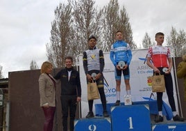 El ciclista y director del club Juan Carlos Domínguez, con la concejal de Deportes, Sandra González y uno de los podios de la cita