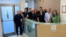 La presidenta de Adecyl, Amelia Muñoz, con el alcalde de Arroyo, Sarbelio Fernández y trabajadores y colaboradores de la asociación