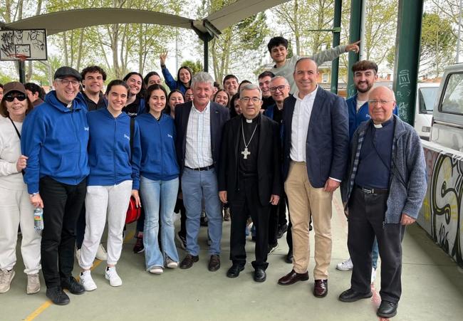 Sarbelio Fernández, alcalde del municipio, Luis Argüello, arzobispo de Valladolid y Víctor Alonso vicepresidente de la Diputación de Valladolid, con algunos de los jóvenes participantes en la jornada