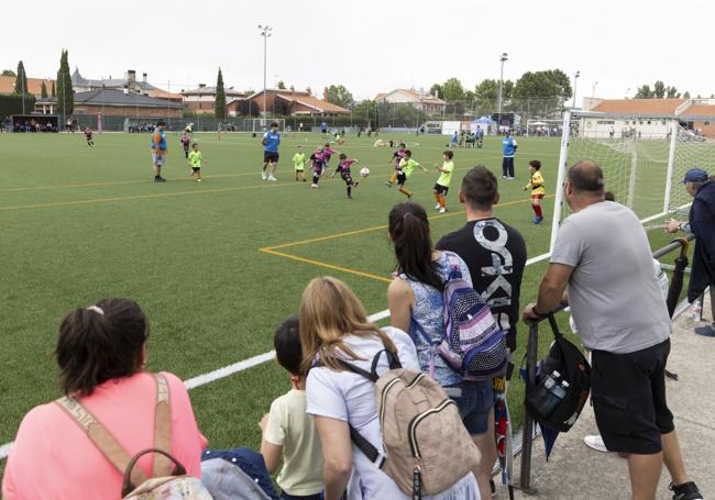 Familias y niños deportistas disfrutando en los campos de fútbol de La Vega