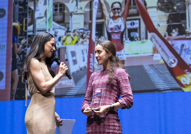 La atleta Alba Núñez con la presentadora Marina Marcos