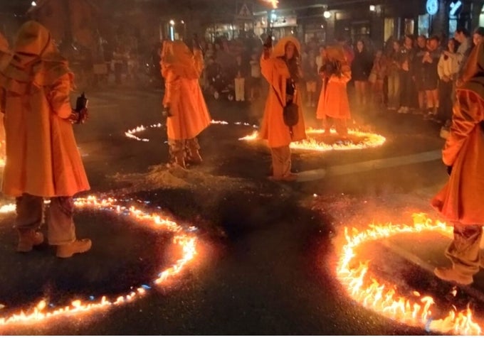 Los espectáculos nocturnos de fuego atrajeron a cientos de espectadores