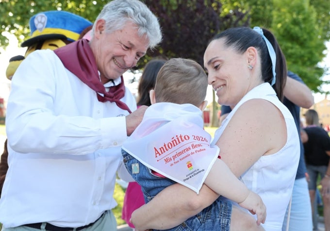 El alcalde, Sarbelio Fernández, hizo carantoñas a todos los Antoñitos