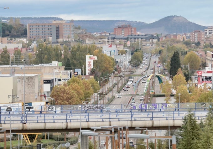 Panorámica de la avenida Salamanca de Arroyo de la Encomienda, donde se sitúa la 'Milla de Oro' de los supermercados