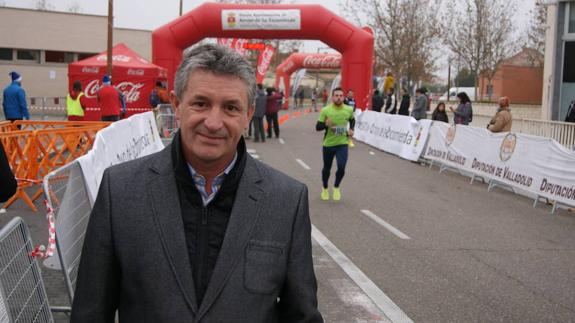 Sarbelio Fernández, concejal de Deportes de Arroyo en la carrera del Turrón