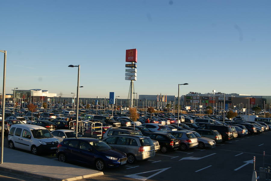 El parking de Río Shopping no pudo acoger la gran cantidad de vehículos que acudieron durente todo el fin de semana